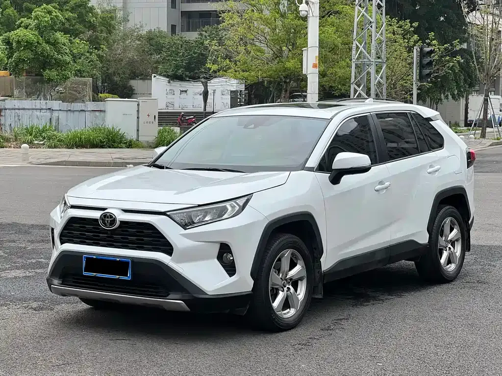 Toyota RAV4 — фото 1