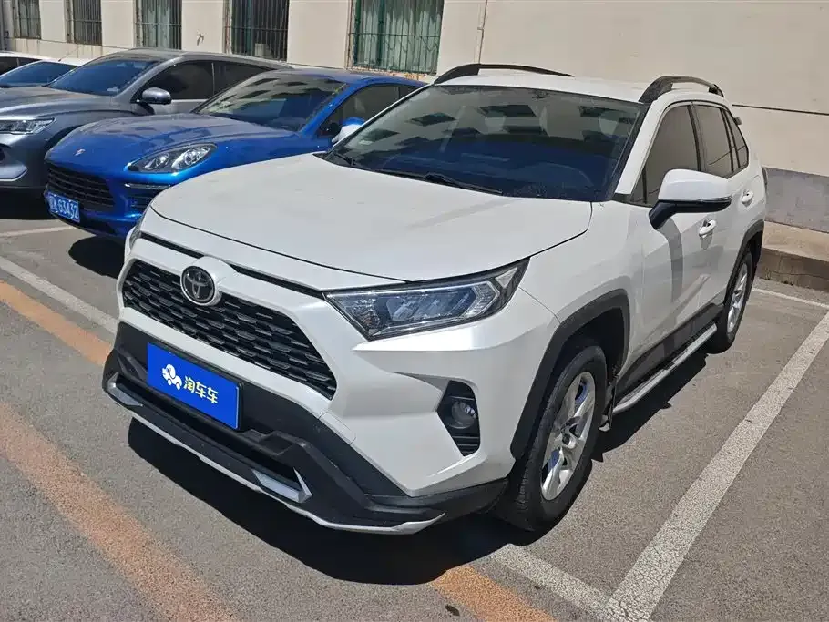 Toyota RAV4 — фото 1