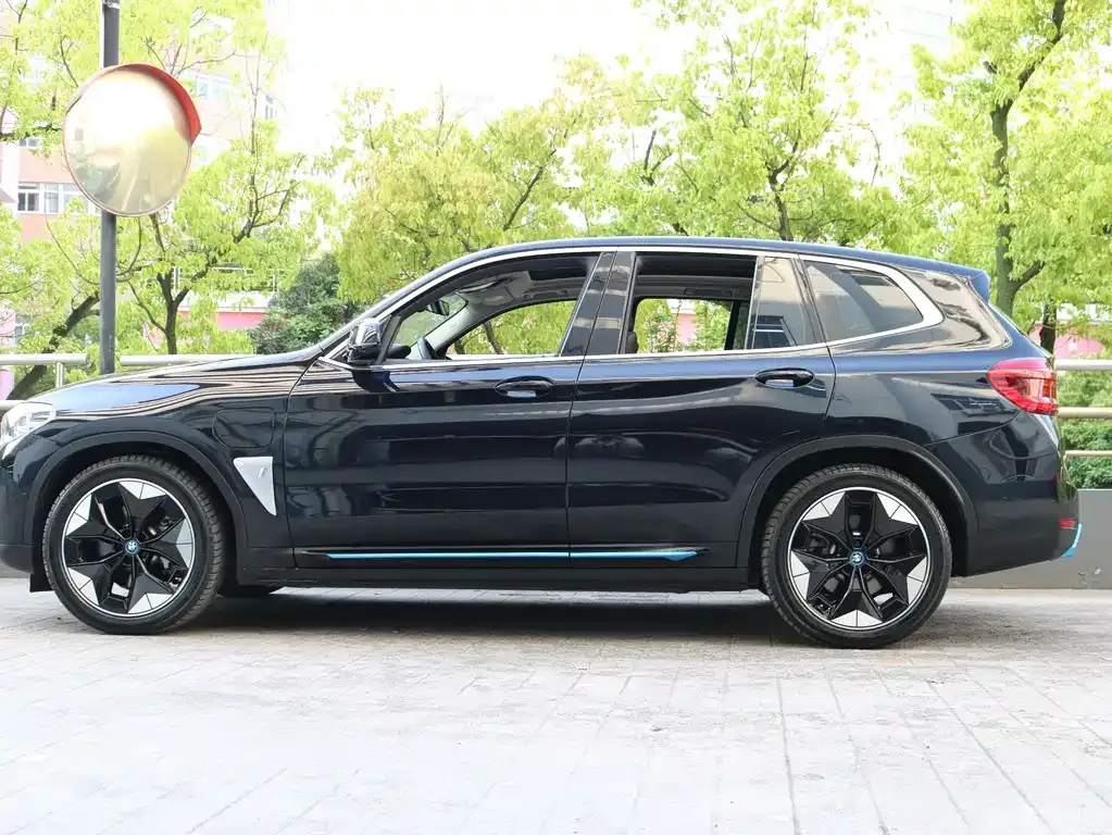 BMW iX3 — фото 10