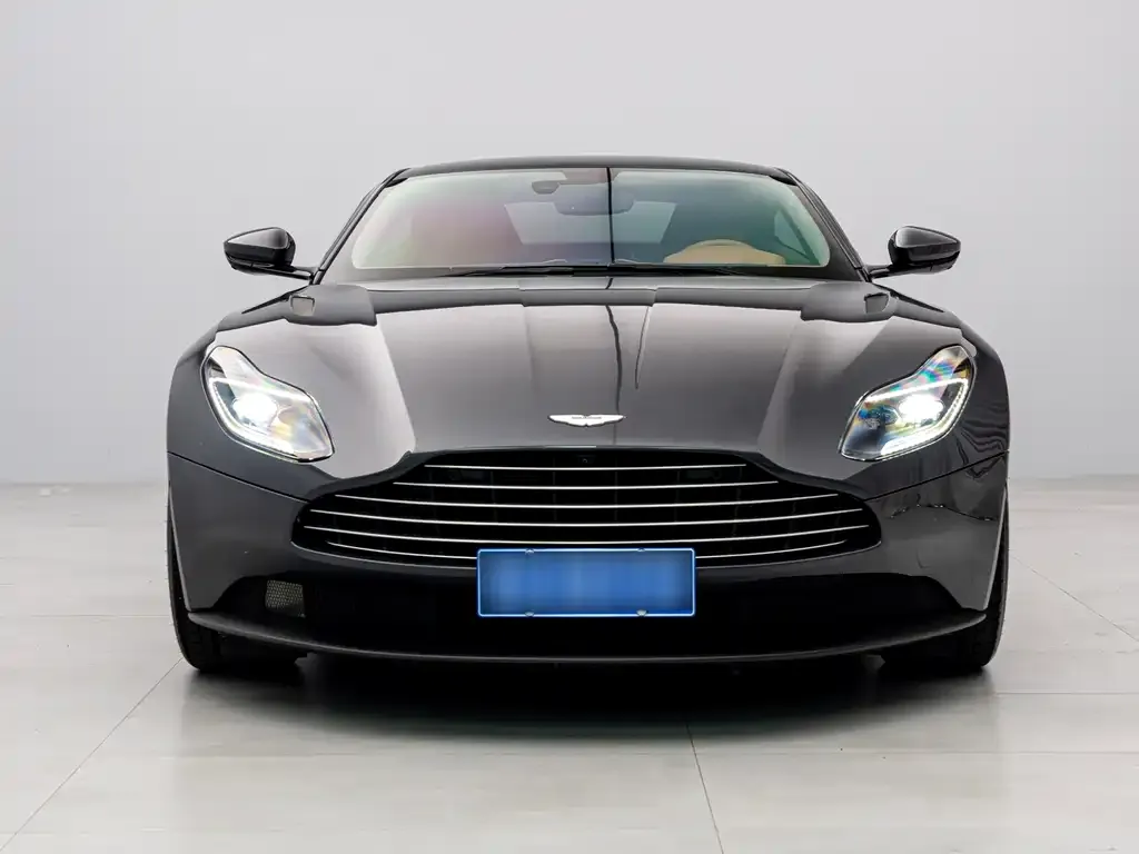 Aston Martin DB11 — фото 1