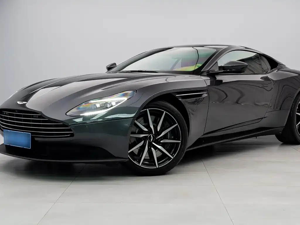 Aston Martin DB11 — фото 7