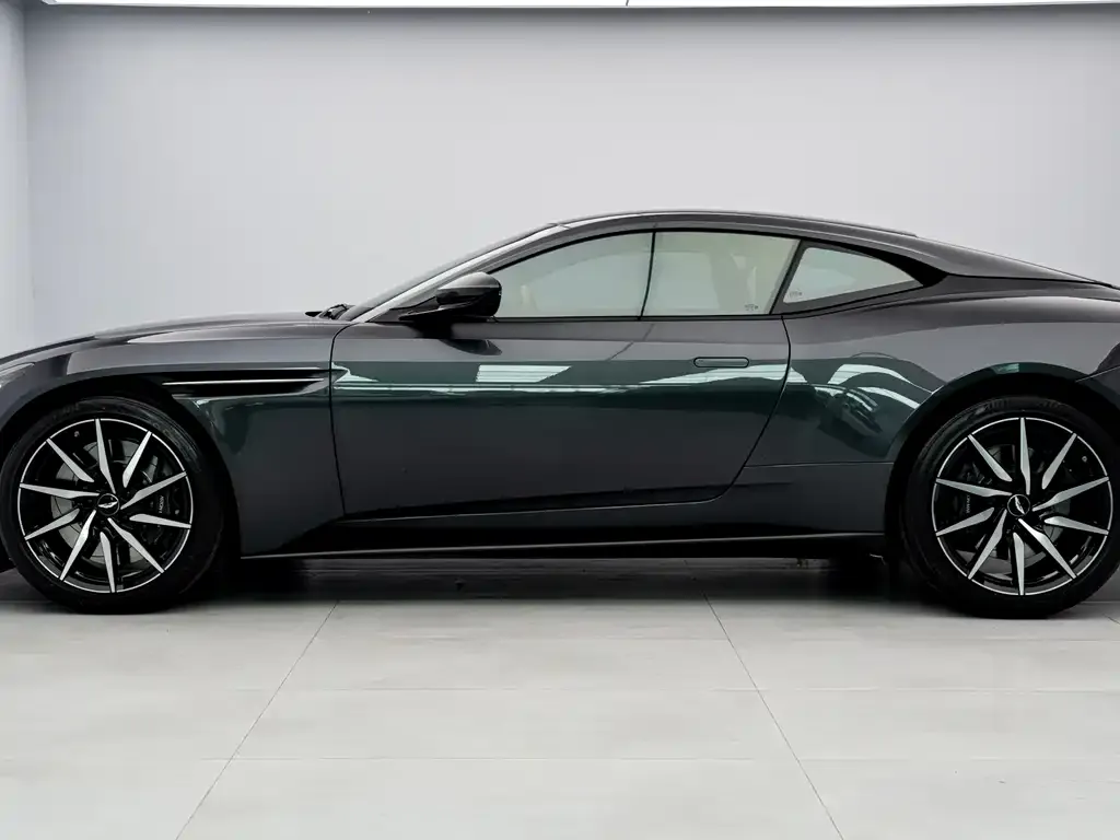 Aston Martin DB11 — фото 4