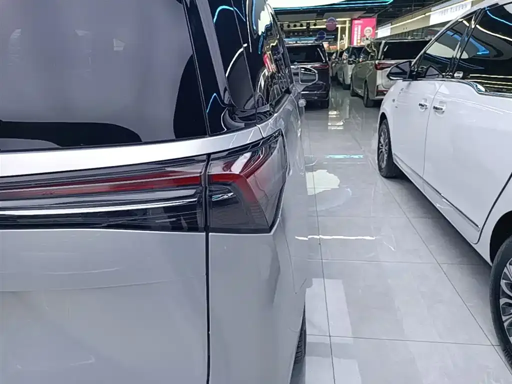 Buick GL8 Hybrid — фото 2