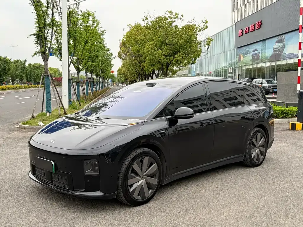 Li Auto i8 — фото 1