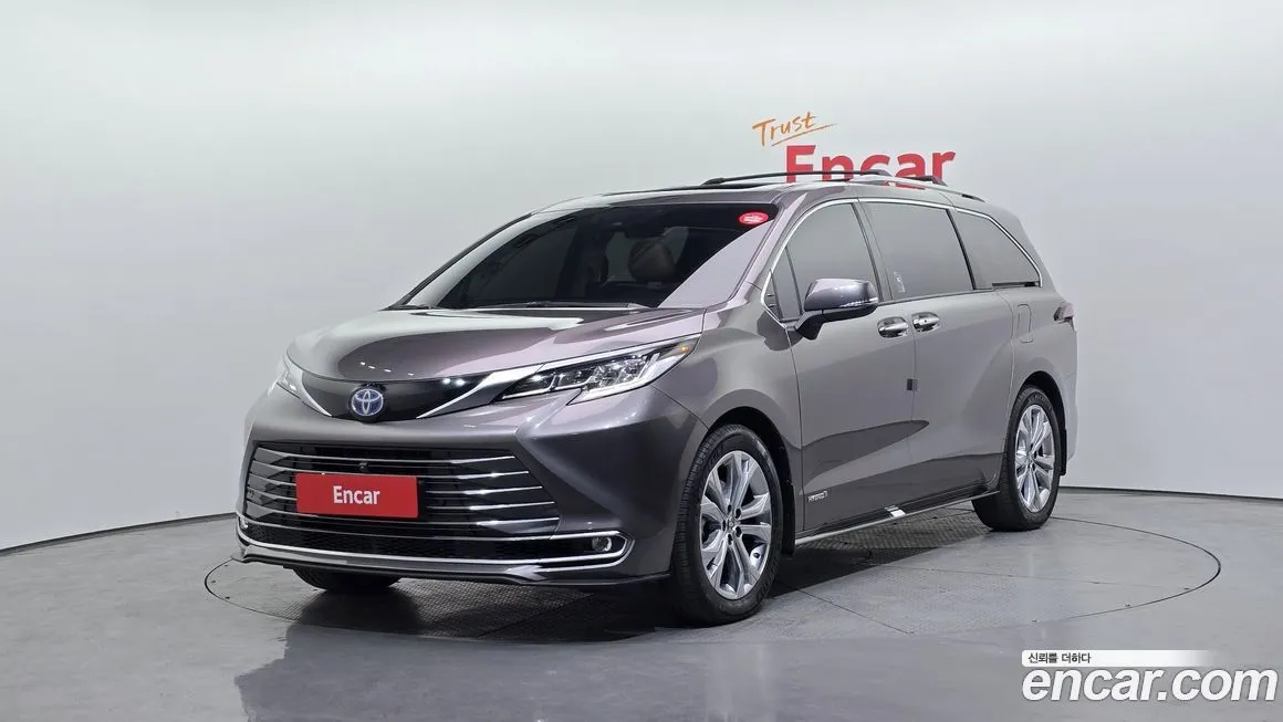 Toyota Sienna — фото 1