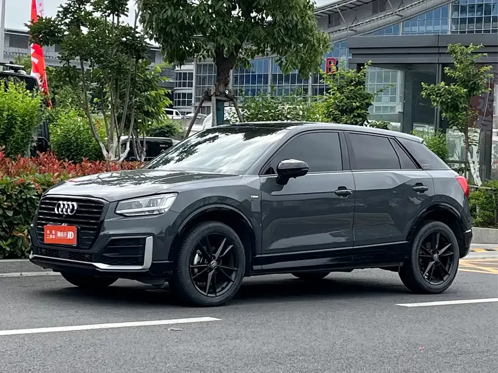 Audi Q2L — фото 1