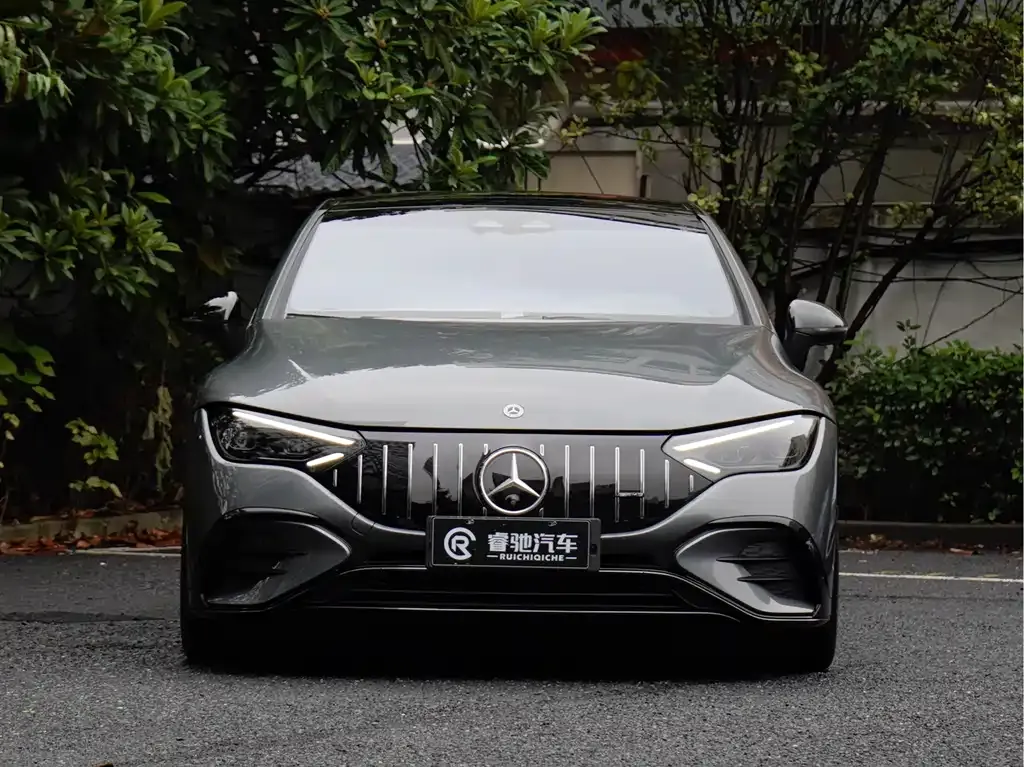 Mercedes-Benz EQE AMG — фото 8