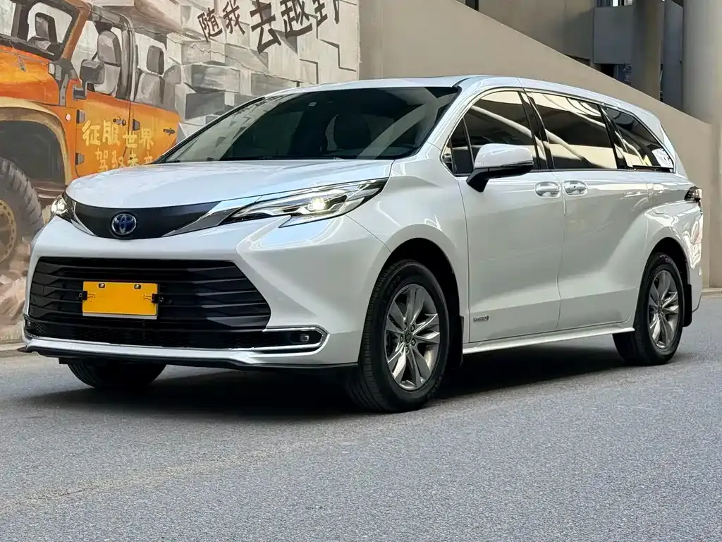 Toyota Sienna — фото 1