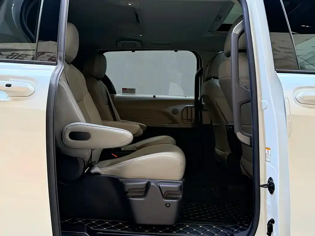 Toyota Sienna — фото 2