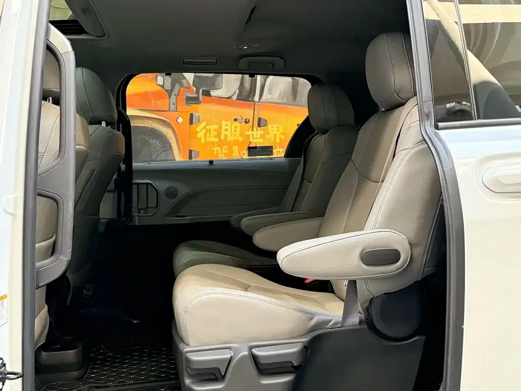 Toyota Sienna — фото 4