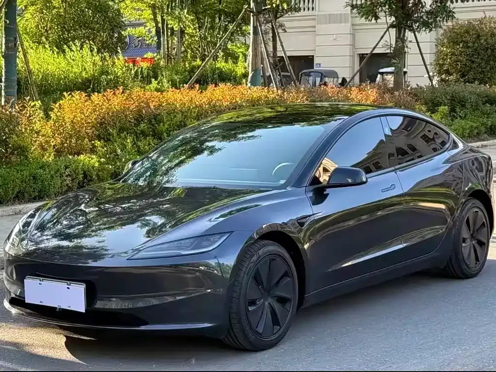 Tesla Model 3 — фото 1