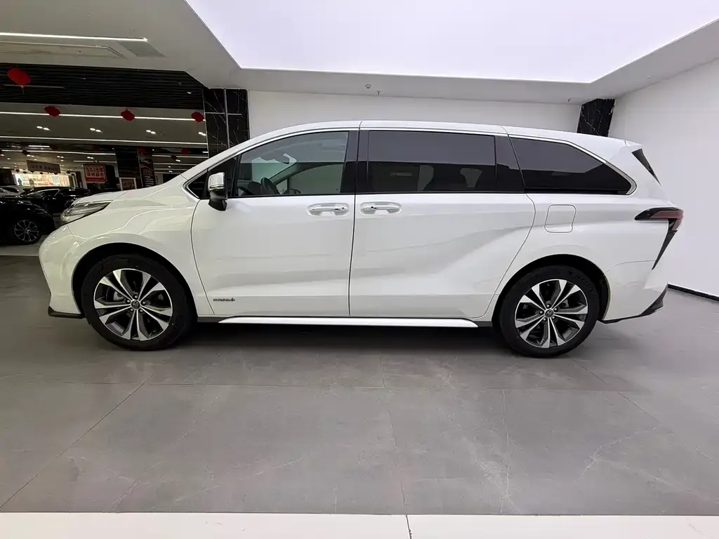 Toyota Granvia — фото 2
