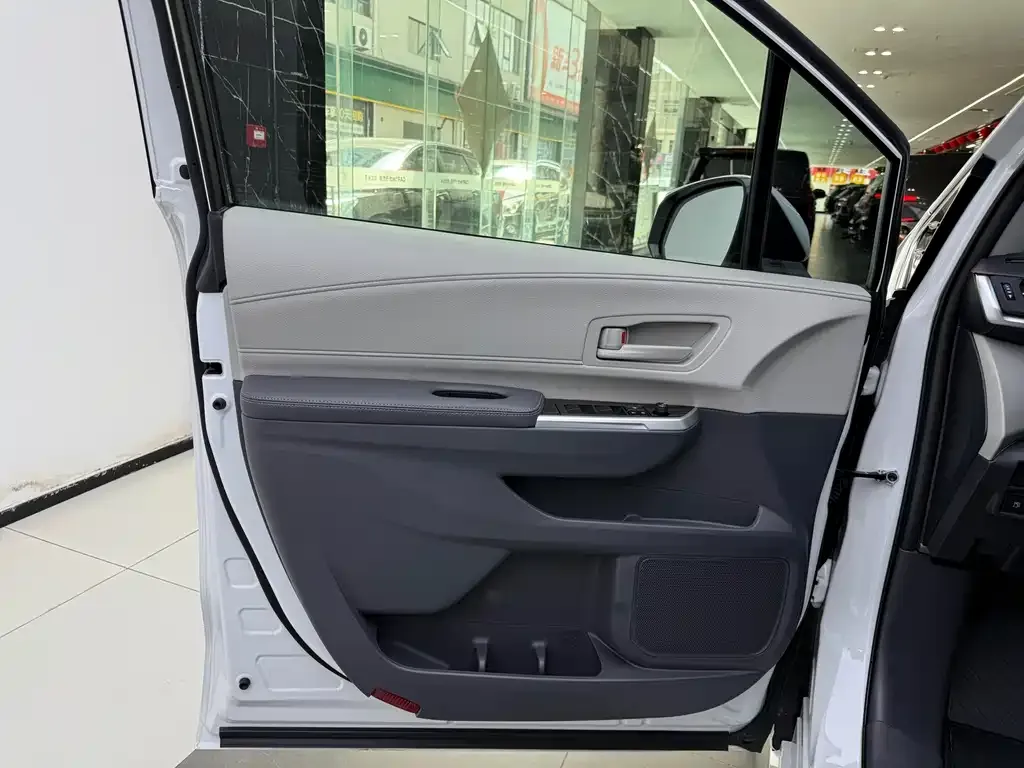 Toyota Granvia — фото 5