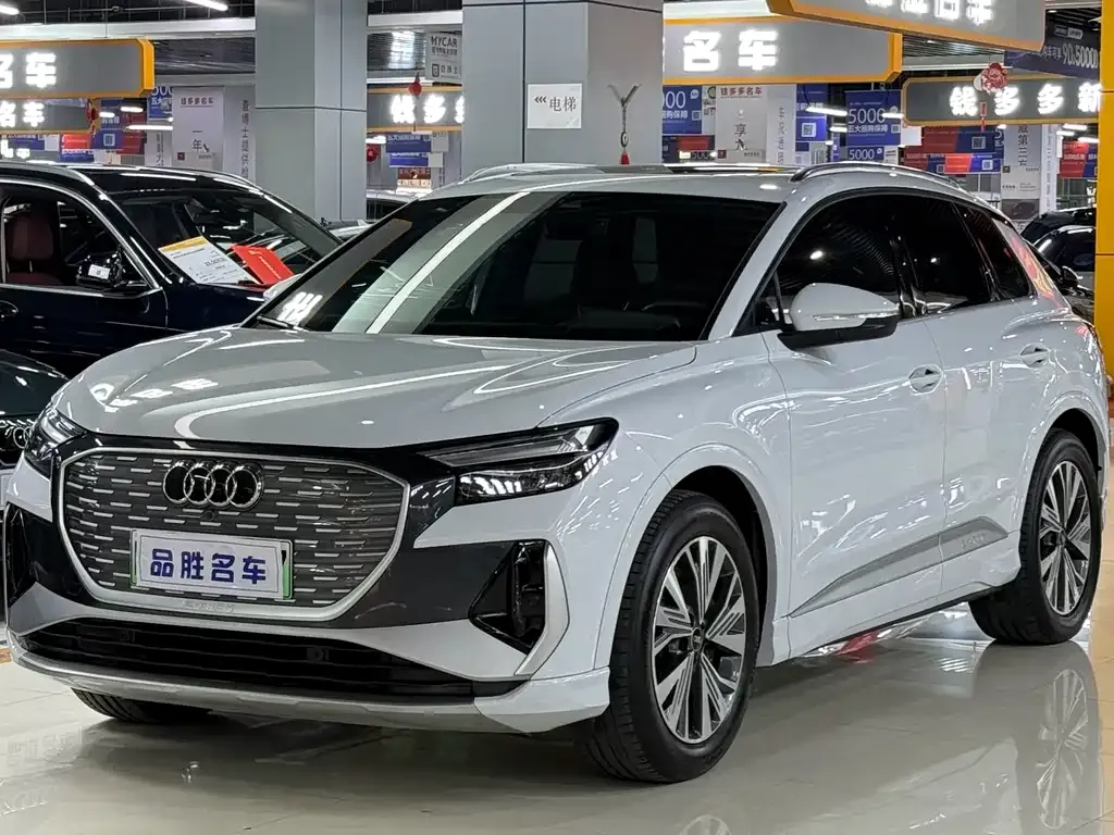 Audi Q4 e-tron — фото 1