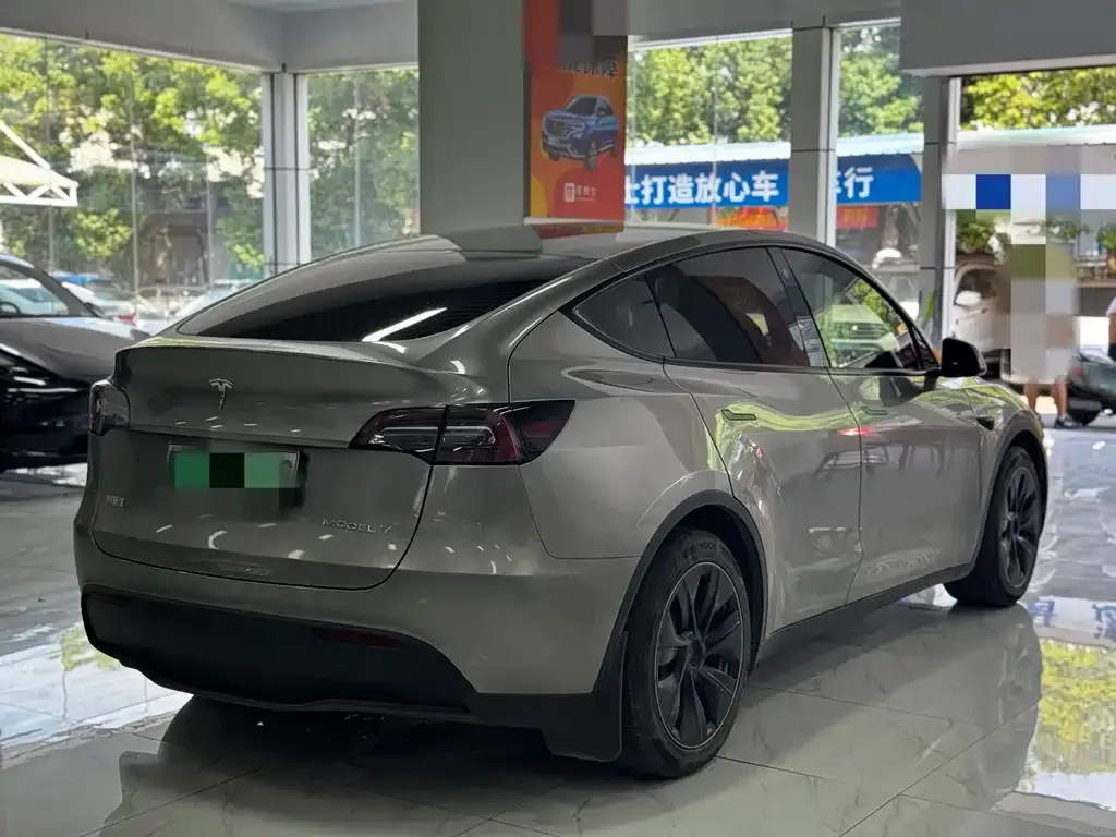 Tesla Model Y — фото 9