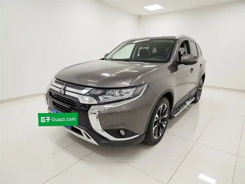Mitsubishi Outlander — фото 1