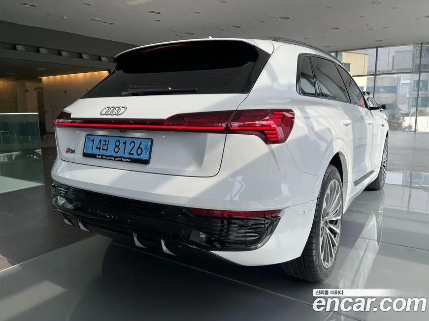 Audi Q8 e-tron — фото 4