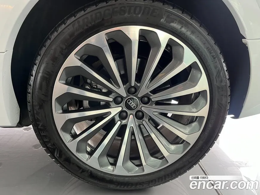 Audi Q8 e-tron — фото 10