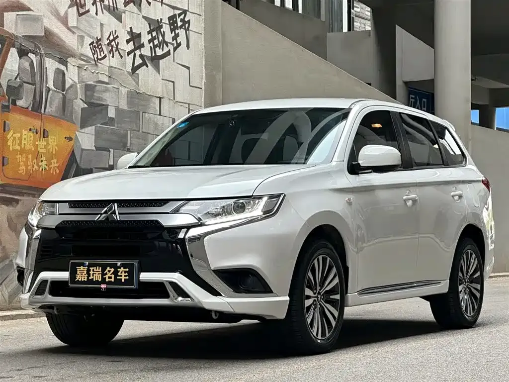 Mitsubishi Outlander — фото 1