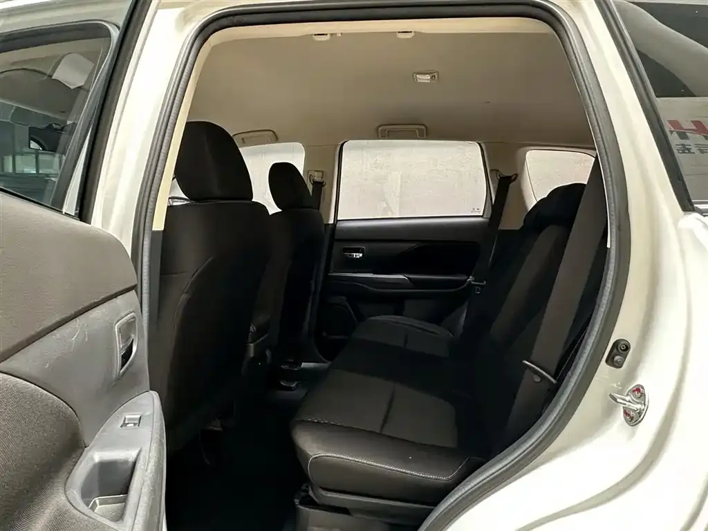 Mitsubishi Outlander — фото 2
