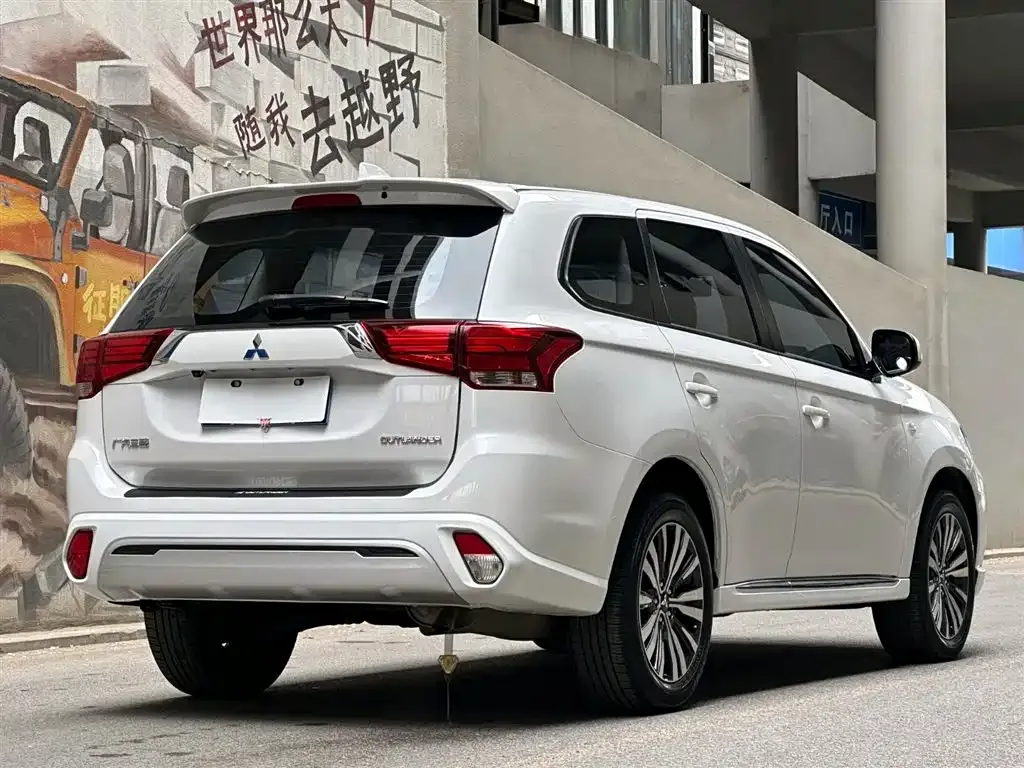Mitsubishi Outlander — фото 10