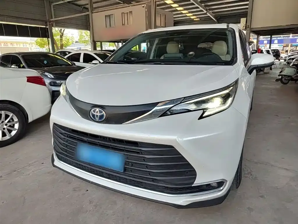 Toyota Sienna — фото 1