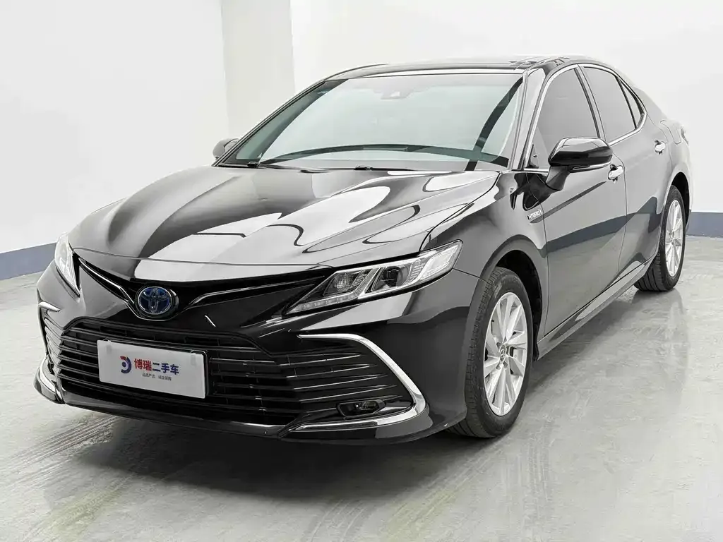 Toyota Camry — фото 1