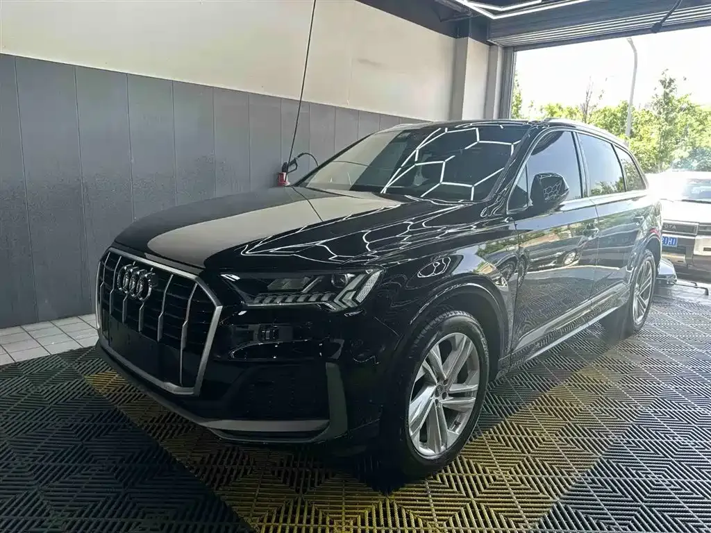 Audi Q7 — фото 1