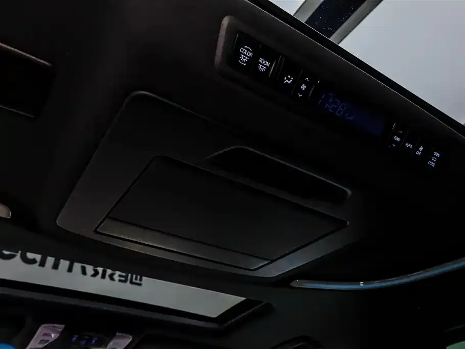 Toyota Alphard — фото 2