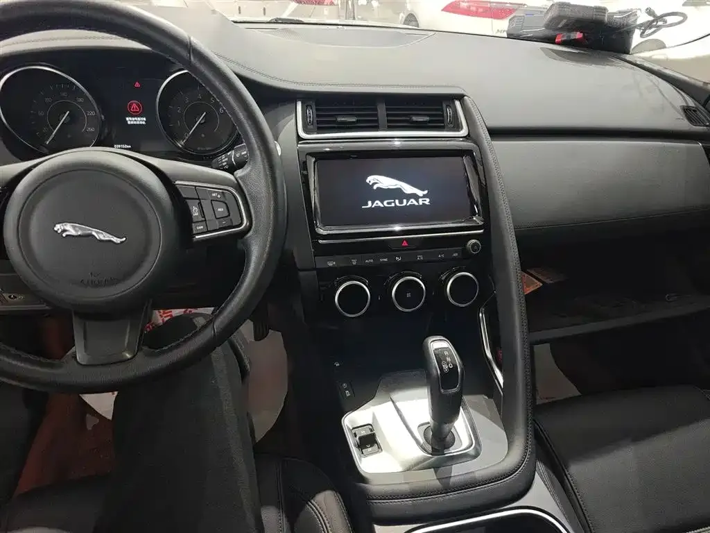 Jaguar E-PACE — фото 7