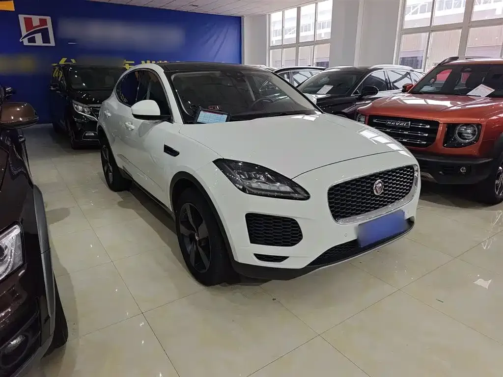 Jaguar E-PACE — фото 10