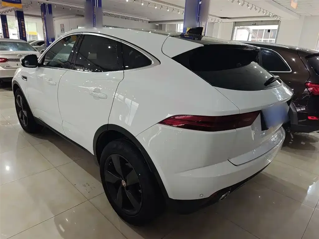 Jaguar E-PACE — фото 5