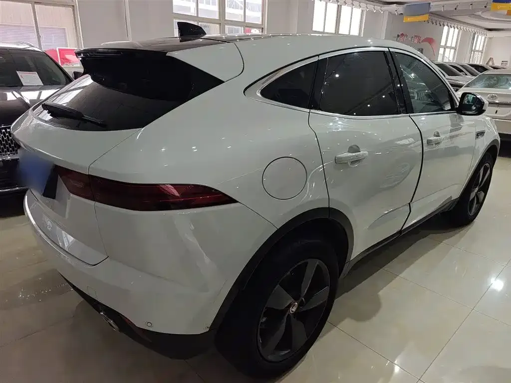Jaguar E-PACE — фото 9