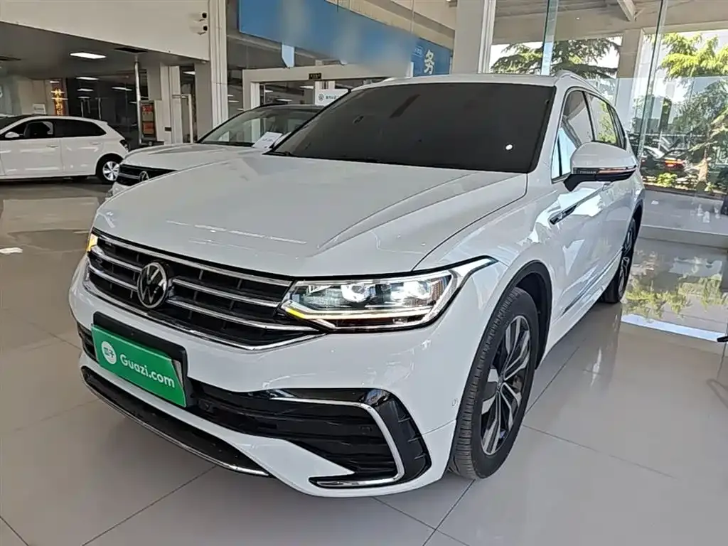 Volkswagen Tiguan L — фото 1