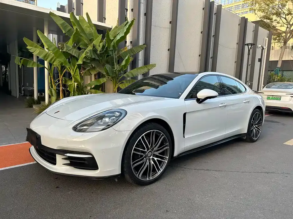 Porsche Panamera — фото 1