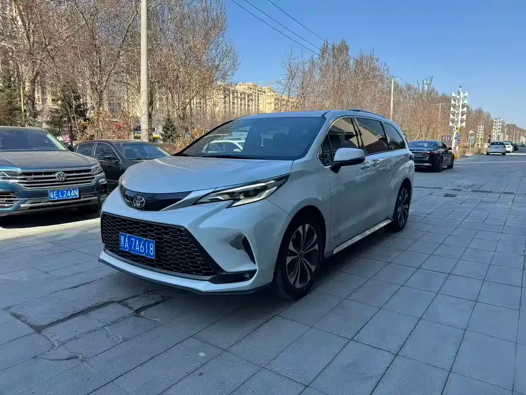 Toyota Granvia — фото 1