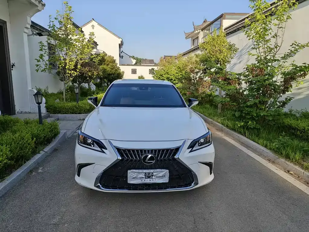 Lexus ES — фото 1