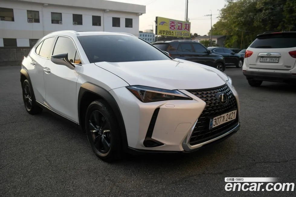 Lexus UX — фото 1