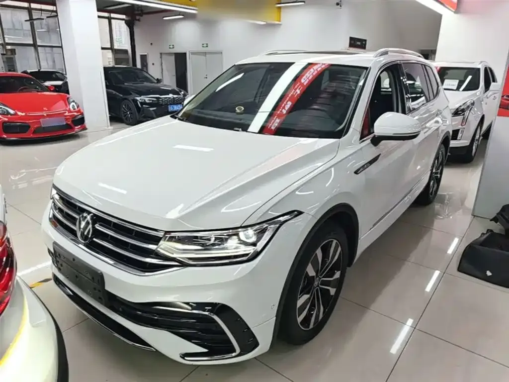 Volkswagen Tiguan L — фото 1
