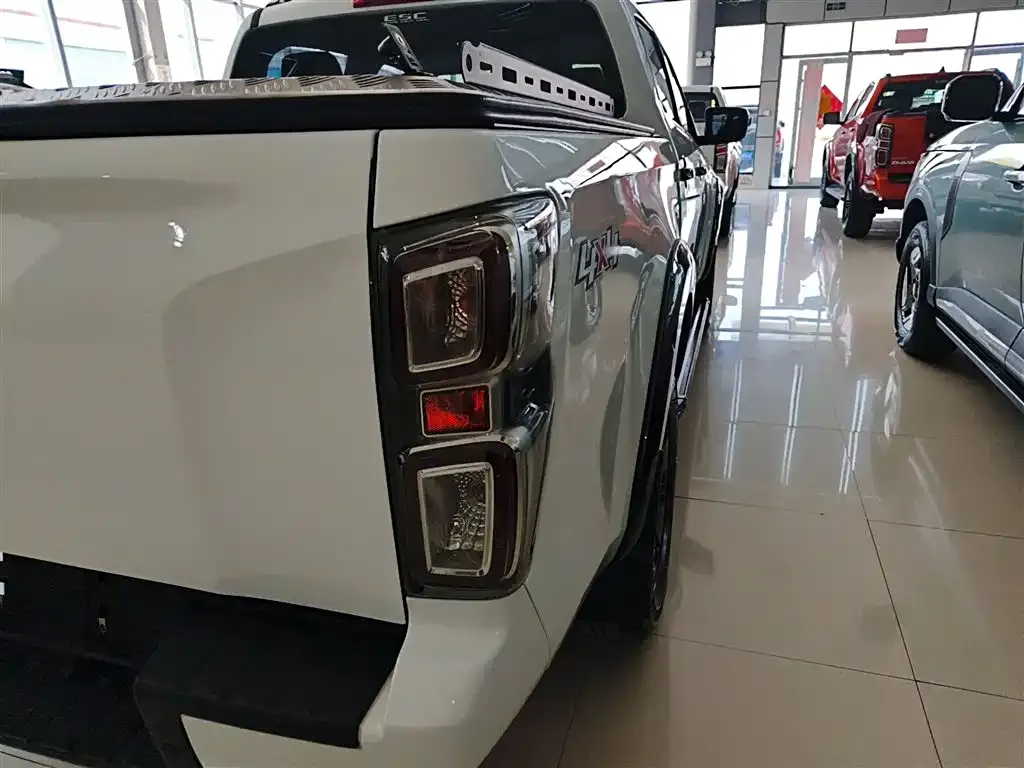 Isuzu D-MAX — фото 8