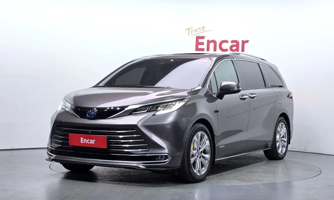 Toyota Sienna — фото 1