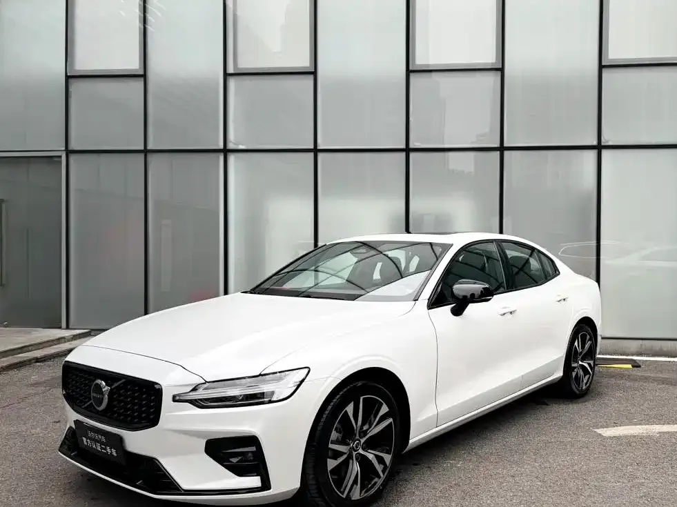 Volvo S60 — фото 1