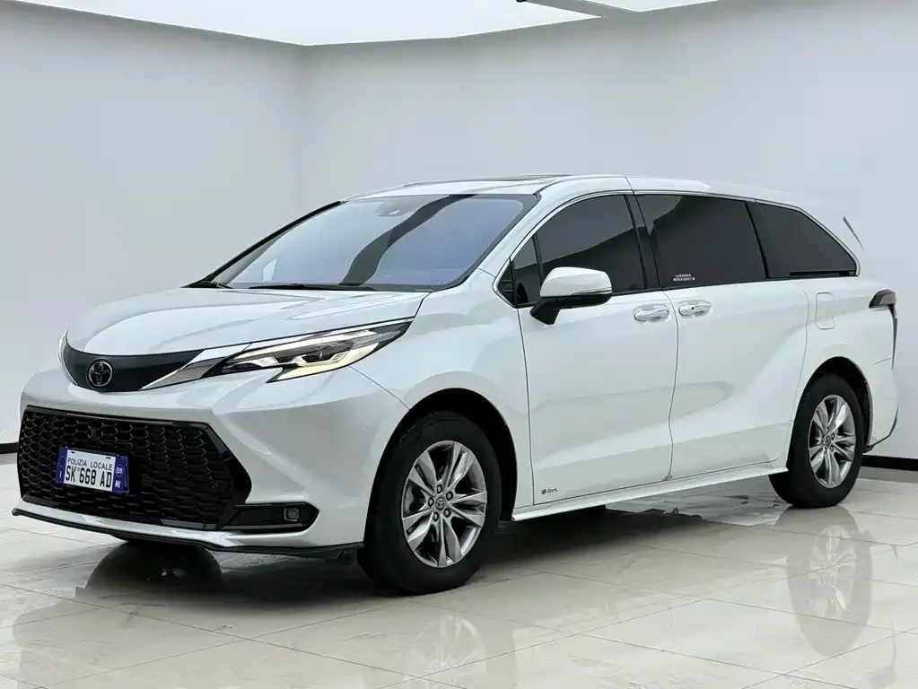 Toyota Sienna — фото 1