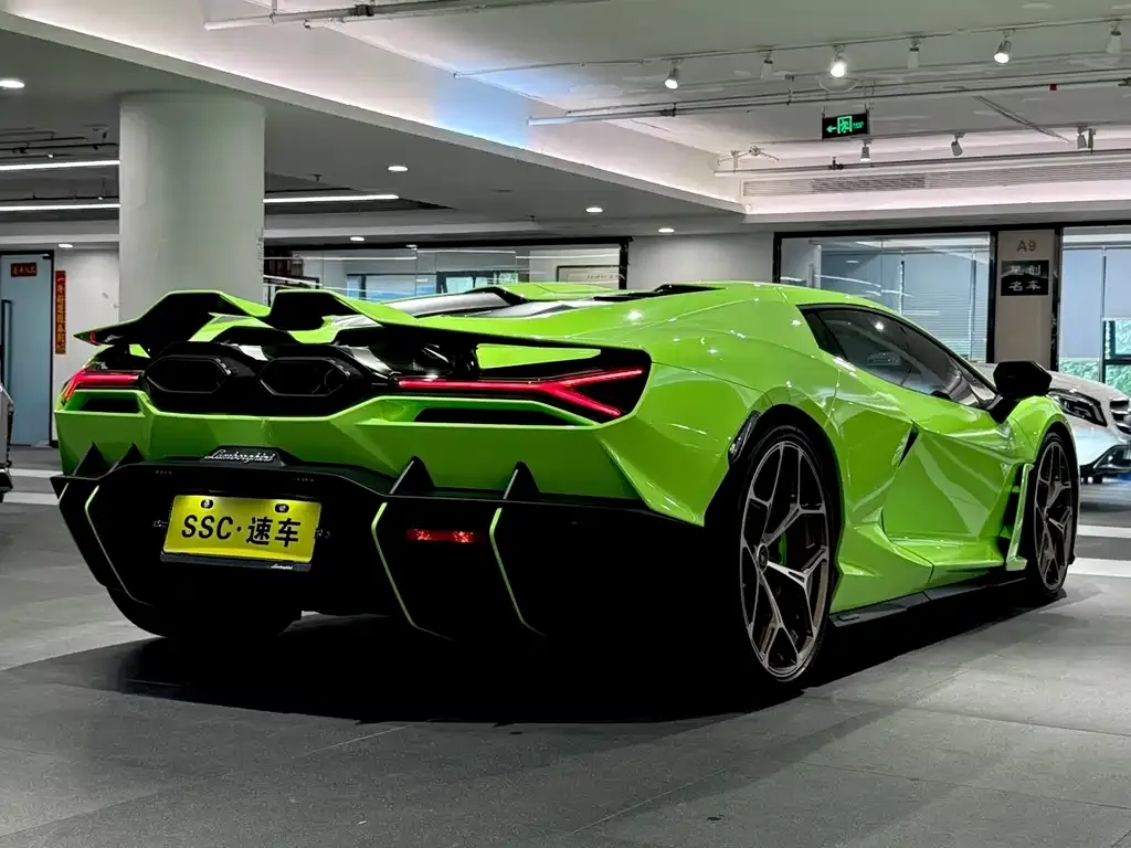Lamborghini Revuelto — фото 10