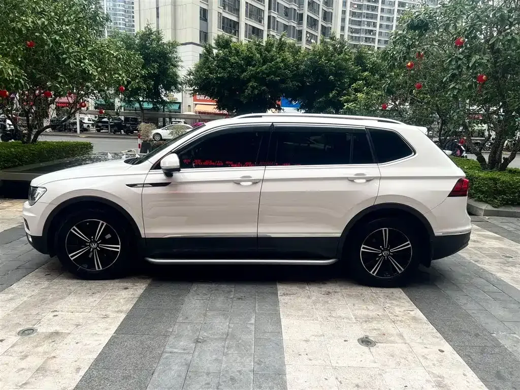 Volkswagen Tiguan L — фото 10