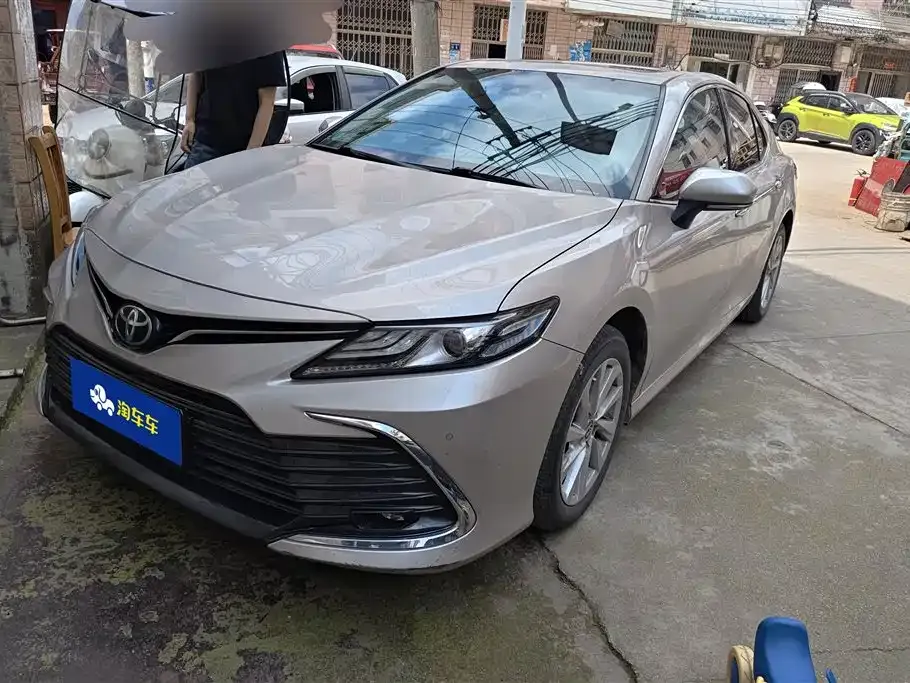 Toyota Camry — фото 1
