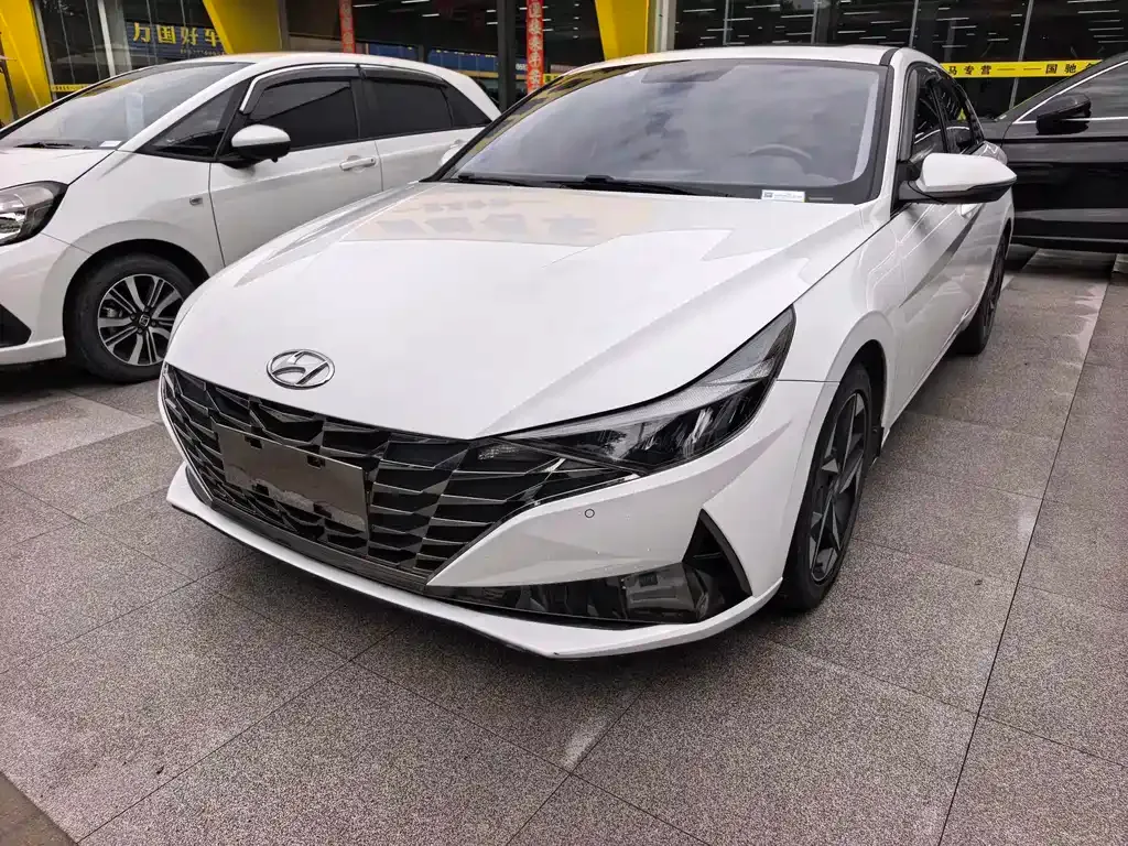 Hyundai Elantra — фото 1