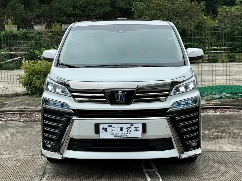 Toyota Vellfire — фото 1