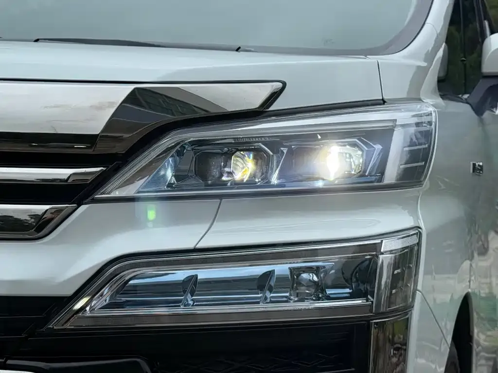 Toyota Vellfire — фото 4