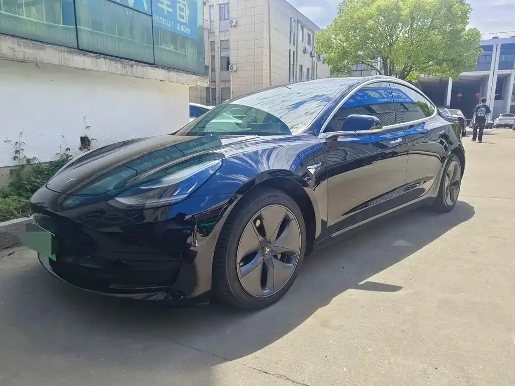 Tesla Model 3 — фото 1